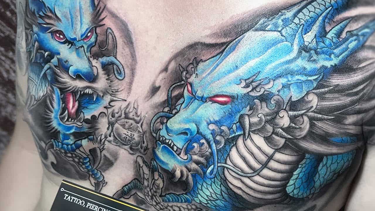 Hình xăm rồng xanh trên ngực, phong cách màu sắc, chi tiết cao, độ phân giải HD.