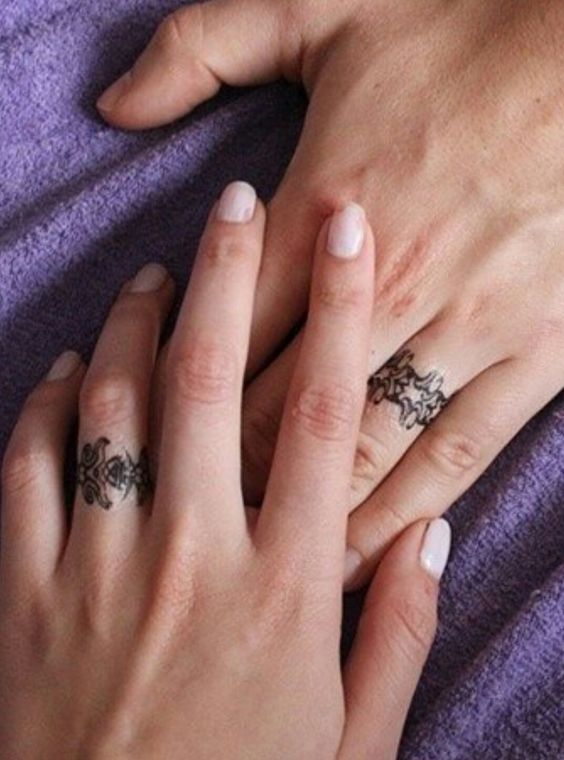Hình xăm mini phong cách blackwork trên ngón tay, chi tiết rõ nét, ảnh độ phân giải HD.