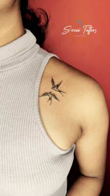 Hình xăm chim én mini ở vai, phong cách blackwork, ảnh HD sắc nét.