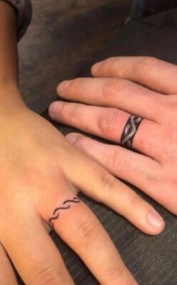 Hình xăm mini trên ngón tay, phong cách blackwork, chi tiết đơn giản, độ phân giải HD.