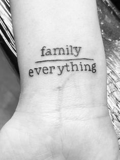 Hình xăm chữ "family over everything" trên cổ tay, phong cách blackwork, ảnh HD chi tiết.