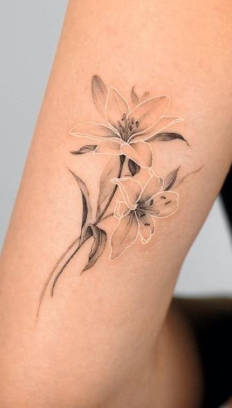 nét đẹp dịu dàng nhưng kiêu sa của nhánh hoa ly Hình xăm hoa lily trên tay, phong cách blackwork tinh tế, độ phân giải HD.