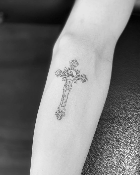 Hình xăm thánh giá trên tay, phong cách blackwork, chi tiết tinh xảo, ảnh HD.