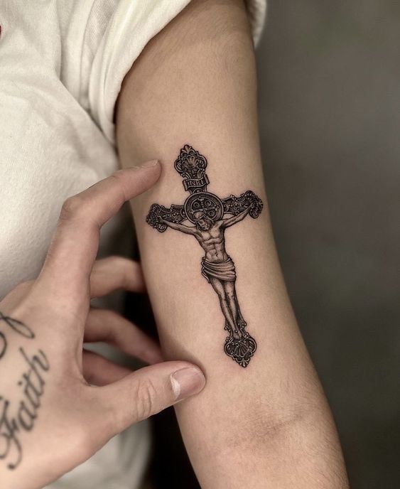 Hình xăm thánh giá trên cánh tay, phong cách blackwork chi tiết, ảnh HD.