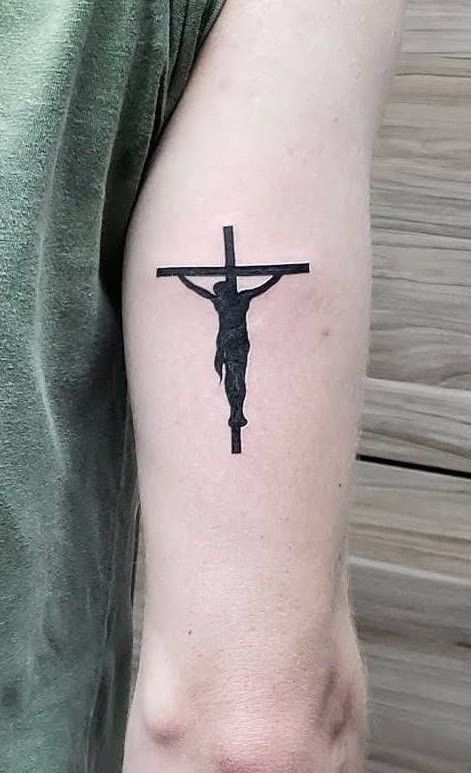 Hình xăm Chúa trên thánh giá, phong cách blackwork, vị trí cánh tay, độ chi tiết cao, ảnh HD.