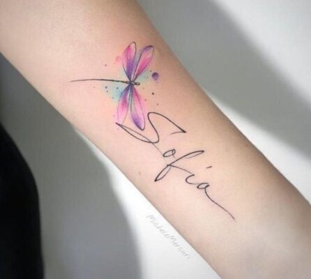 Nghệ thuật tattoo tên độc đáo trên cẳng tay Hình xăm chuồn chuồn màu nước trên cánh tay, phong cách tinh tế, độ phân giải HD.