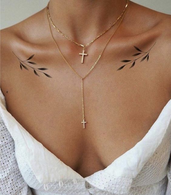 Hình xăm lá ở xương quai xanh, phong cách blackwork tinh tế, ảnh chất lượng HD.