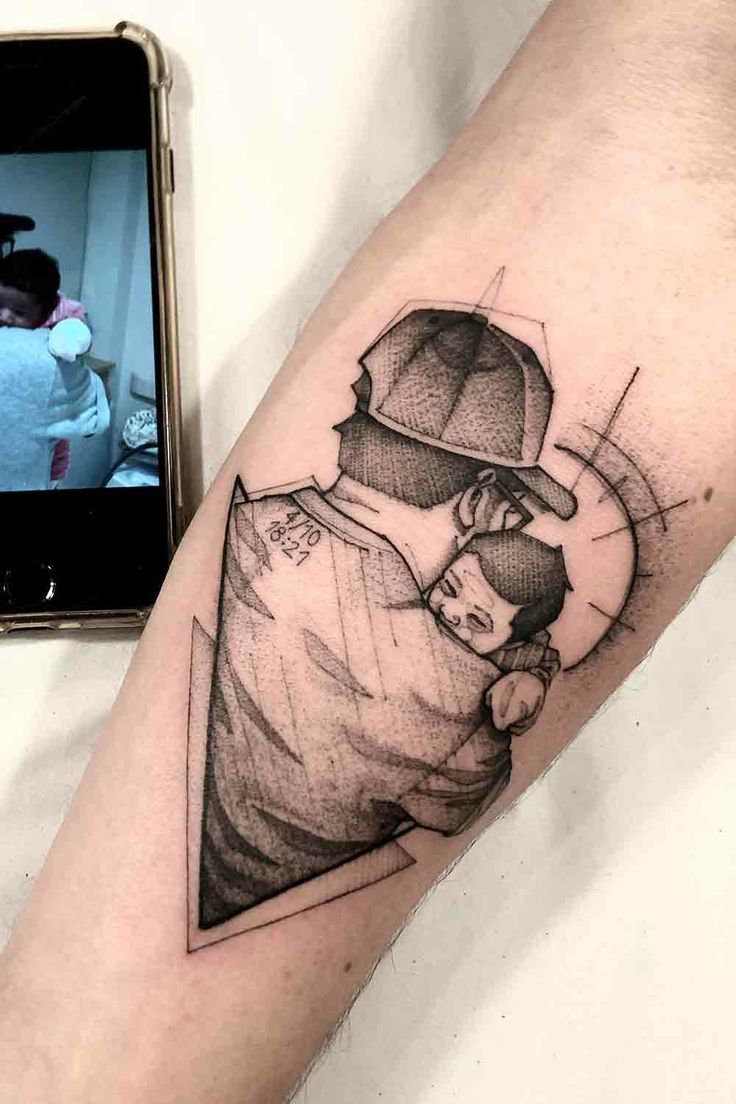 Điêu khắc hình xăm cha và con từ ảnh thật Hình xăm cha và con phong cách blackwork trên cánh tay, chi tiết, ảnh HD.