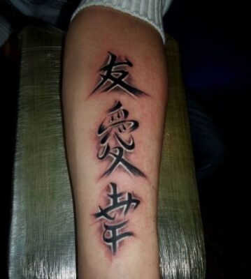 nghệ thuật xăm chữ Hán tuyệt đẹp Hình xăm chữ Trung Quốc trên tay, phong cách blackwork, chi tiết sắc nét, ảnh HD.