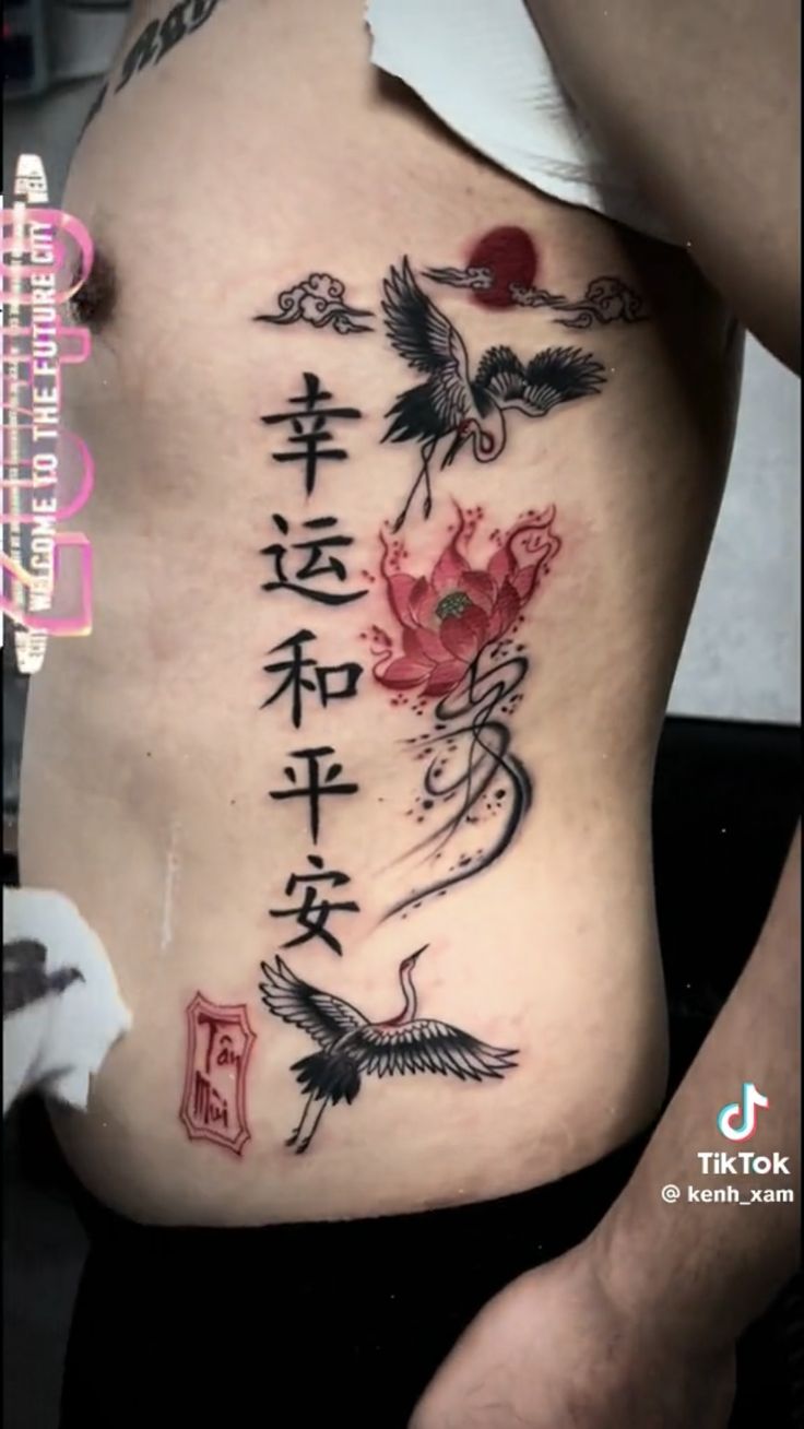 Hình xăm chim hạc và hoa sen trên eo, phong cách truyền thống, chi tiết rõ nét, độ phân giải HD.