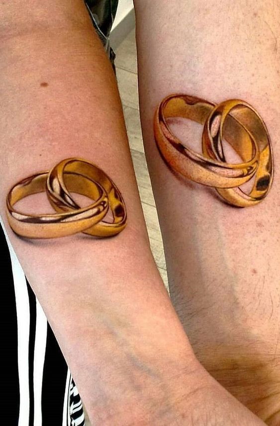 Hình xăm nhẫn đôi trên tay, phong cách hiện thực, chi tiết rõ nét, độ phân giải HD.