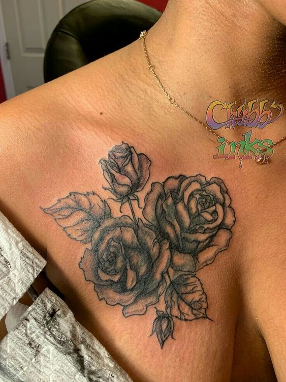 Nghệ thuật xăm hoa hồng cá tính cho phụ nữ ở ngực Hình xăm hoa hồng blackwork trên vai, phong cách cổ điển, chi tiết sắc nét, độ phân giải HD.