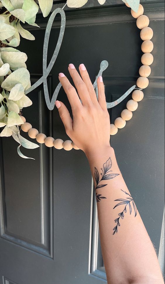 Hình xăm lá trên tay theo phong cách blackwork, chi tiết rõ nét, ảnh chất lượng HD.