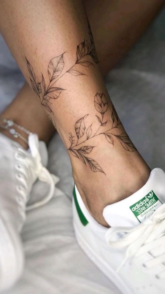 Hình xăm lá phong cách blackwork trên mắt cá chân, chi tiết tinh tế, độ phân giải HD.