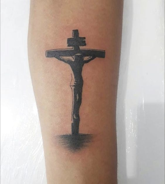 Hình xăm thánh giá blackwork trên cẳng tay, chi tiết rõ nét, phong cách tối giản. Ảnh HD.