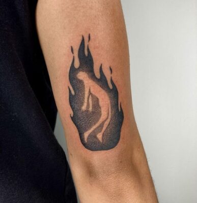 ngọn lửa biểu tượng sự đam mê Hình xăm hình người trong ngọn lửa trên tay, phong cách blackwork, chi tiết rõ nét, ảnh HD.