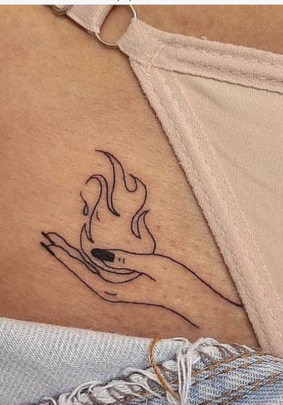 ngọn lửa đang cháy trên tay cực nghệ Hình xăm tay cầm ngọn lửa, vị trí hông, phong cách blackwork, chi tiết rõ nét, độ phân giải HD.
