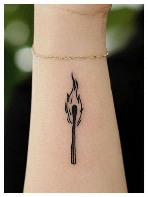 ngọn lửa nhỏ xinh trên cổ tay Hình xăm que diêm đang cháy phong cách blackwork trên cổ tay, độ chi tiết cao, ảnh HD.