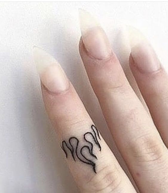 Ngọn lửa nhỏ xinh toát lên vẻ đặc biệt Hình xăm lửa mini phong cách blackwork trên ngón tay, chi tiết rõ nét, ảnh HD.