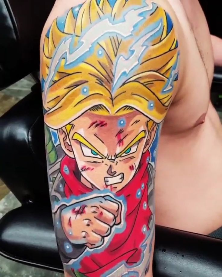 Hình xăm anime màu sắc chi tiết trên bắp tay, phong cách manga, độ phân giải HD.