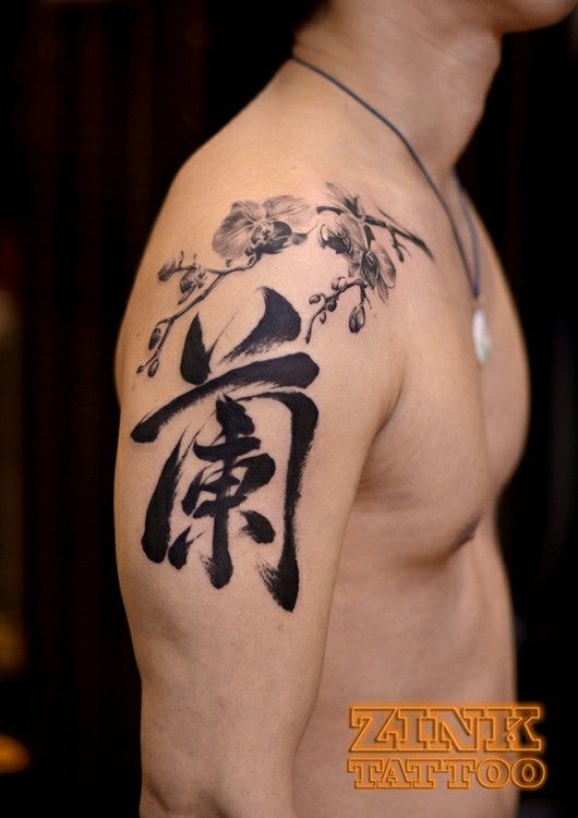 Hình xăm chữ thư pháp và hoa lan trên vai, phong cách blackwork chi tiết, độ phân giải HD.