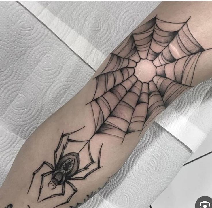 Hình xăm mạng nhện và nhện trên tay, phong cách blackwork chi tiết, ảnh độ phân giải cao.