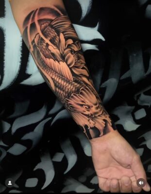 Hình xăm rồng blackwork trên cánh tay, chi tiết sắc nét, phong cách cổ điển, ảnh HD.