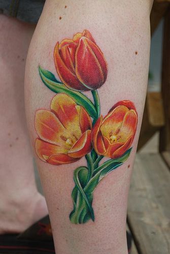 Hình xăm hoa tulip màu nước, vị trí bắp chân, phong cách màu sắc rực rỡ, độ chi tiết cao, ảnh HD.