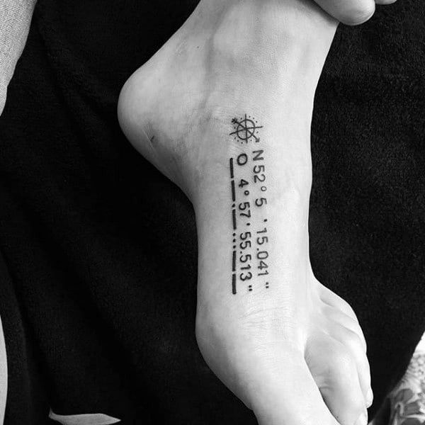 Nổi bật bàn chân với mẫu tattoo chữ số Hình xăm tọa độ trên chân, phong cách blackwork, chi tiết rõ nét, ảnh HD.
