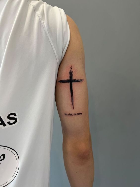 Hình xăm chữ thập blackwork trên cánh tay, phong cách tối giản, độ chi tiết cao, ảnh HD.