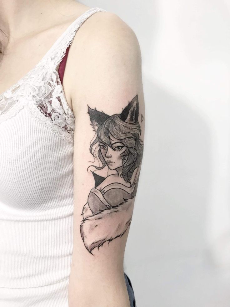 Hình xăm nhân vật hoạt hình phong cách blackwork chi tiết trên cánh tay, ảnh HD.