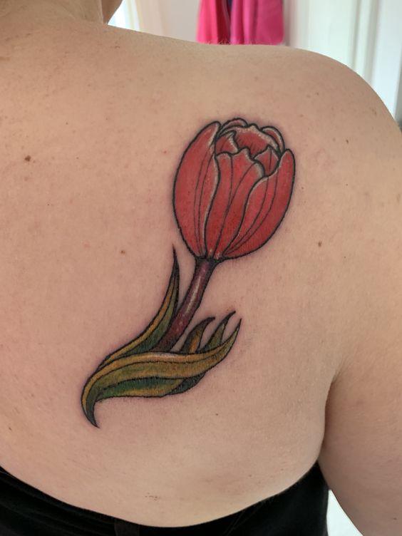 Hình xăm hoa tulip đầy màu sắc trên vai, phong cách cổ điển, độ phân giải HD.