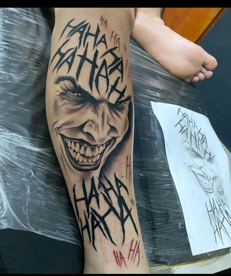 Hình xăm chân, chủ đề khuôn mặt cười và chữ "HA HA", phong cách blackwork, chi tiết, độ phân giải HD.