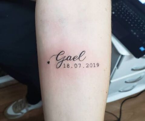 Tattoo tên nữ tính và thanh lịch Hình xăm chữ trên tay với ngày tháng, phong cách tối giản, ảnh độ phân giải cao.