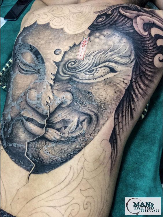nua-phat-nua-quy-ta-da Hình xăm Phật nghệ thuật blackwork trên lưng, chi tiết sắc nét, độ phân giải cao.