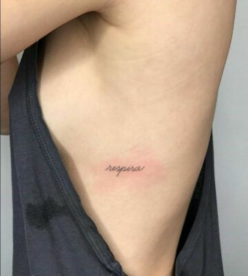 phá cách với kiểu xăm tên trên sườn ngực Hình xăm chữ "respira" trên xương sườn, phong cách tối giản, ảnh độ phân giải HD.