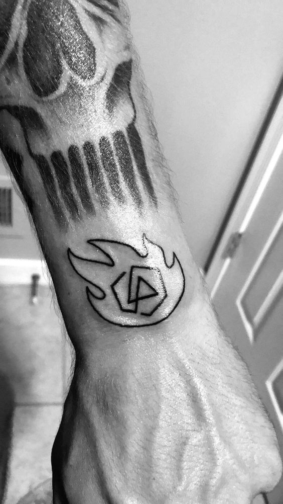 phá cách với mẫu xăm lửa độc đáo Hình xăm biểu tượng trên cổ tay phong cách blackwork, chi tiết rõ nét, ảnh HD.