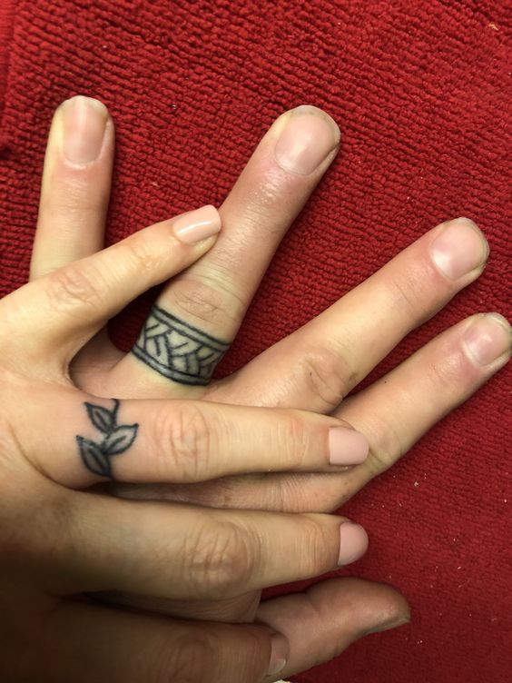 Hình xăm lá và họa tiết trên ngón tay, phong cách blackwork, độ chi tiết cao, ảnh chất lượng HD.