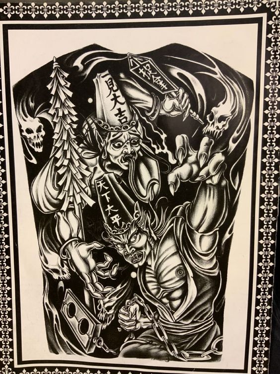 Hình xăm quỷ phong cách blackwork chi tiết trên lưng, độ phân giải cao, thể hiện hai nhân vật huyền bí.