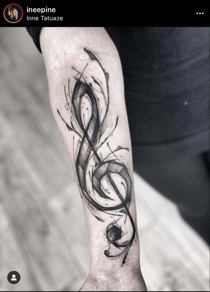Hình xăm khóa Sol phong cách blackwork trên cánh tay, chi tiết, ảnh HD.