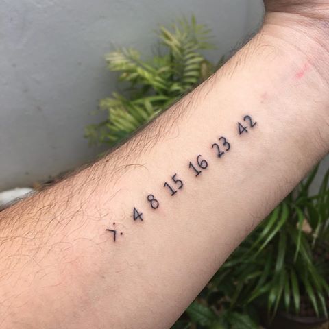 Phái nam ưa chuộng kiểu tattoo chữ số Hình xăm số trên cẳng tay, phong cách blackwork, chi tiết rõ nét, độ phân giải HD.