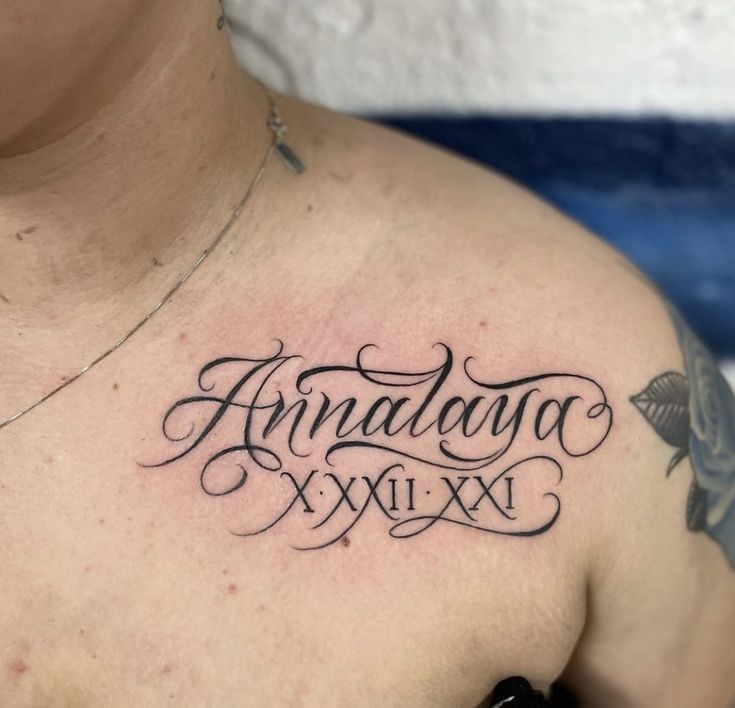 Phong cách tattoo chữ số đọc đáo trên vai Hình xăm chữ nghệ thuật trên ngực, phong cách cổ điển, độ chi tiết cao, ảnh HD.