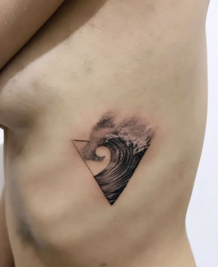 Hình xăm sóng nước trên sườn, phong cách blackwork, chi tiết, ảnh HD.