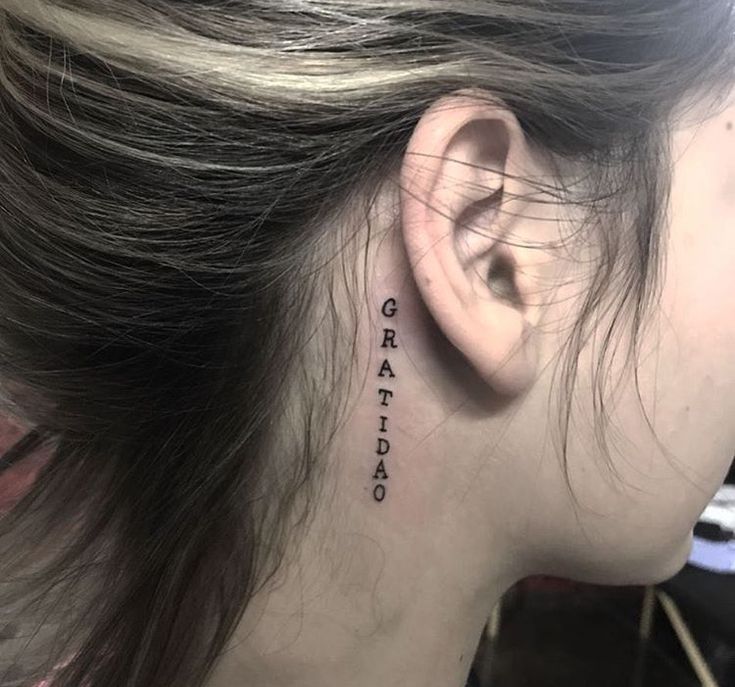 Hình xăm chữ bên tai phong cách blackwork, độ phân giải HD.