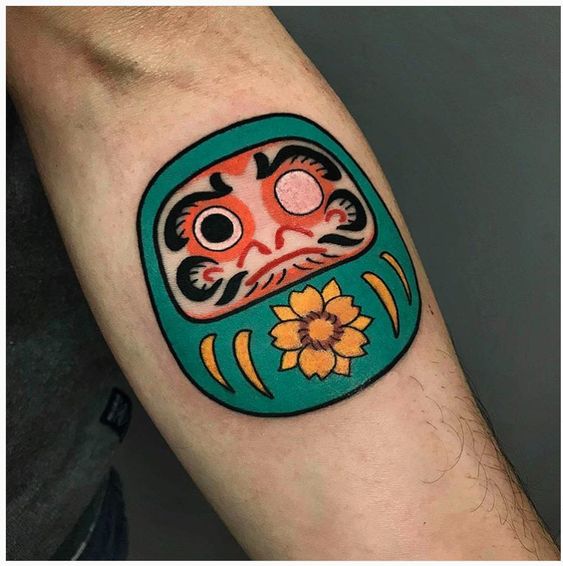 phong cách xăm daruma mới lạ màu xanh chủ đạo Hình xăm Daruma màu sắc ở cánh tay, phong cách truyền thống, chi tiết rõ nét, độ phân giải HD.