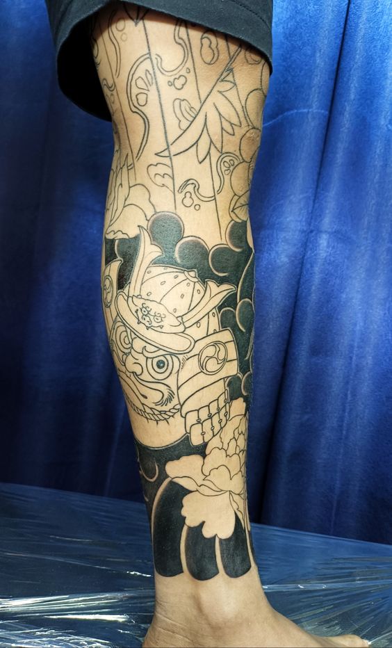 mẫu xăm toàn bộ đùi mang hình ảnh daruma độc đáo dành cho quý anh Hình xăm cổ điển Nhật Bản trên chân, phong cách blackwork, chi tiết cao, ảnh HD.