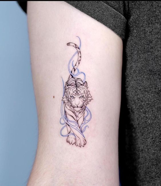 Hình xăm hổ phong cách blackwork trên tay, chi tiết tinh tế, độ phân giải HD.