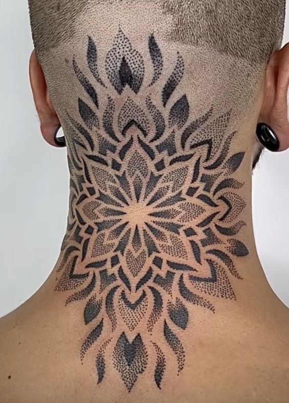 Hình xăm hoa văn cổ điển ở gáy, phong cách blackwork, chi tiết sắc nét, ảnh HD.