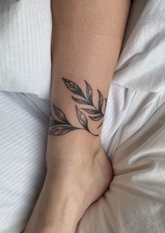 Hình xăm lá phong cách blackwork trên chân, chi tiết, độ phân giải cao HD.