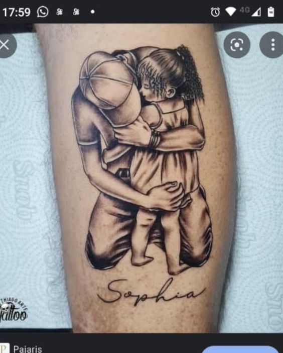 Phong cách xăm đơn giản với hình ảnh cha ôm con cho làn da ngăm Hình xăm cha con trên bắp chân, phong cách blackwork chi tiết, độ phân giải HD.